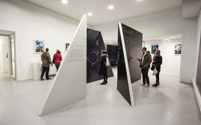 Cosmos of Light Blick in den Ausstellungsraum